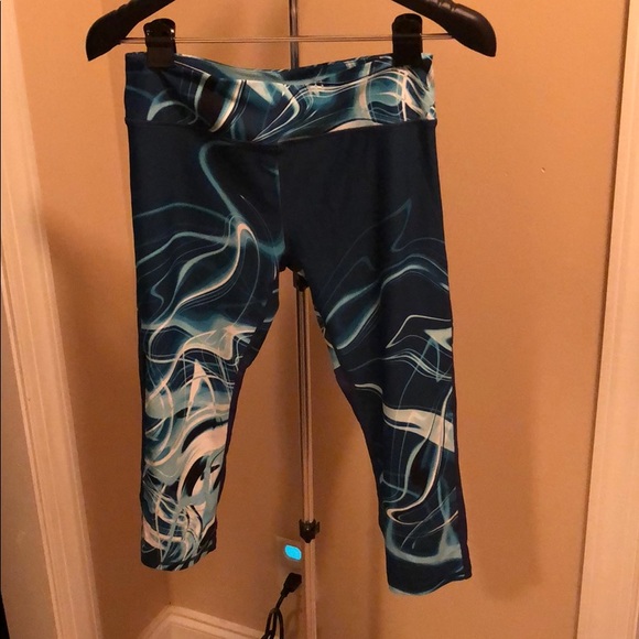 Fabletics Pants - Fabletic workout capris with mesh size medium.